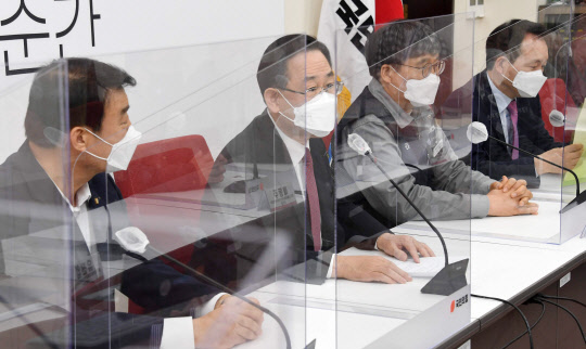 주호영 국민의힘 원내대표가 29일 국회에서 열린 '대우조선 매각반대 범시민 대책위원회'와의 간담회에서 인사말을 하는 모습. 연합뉴스.